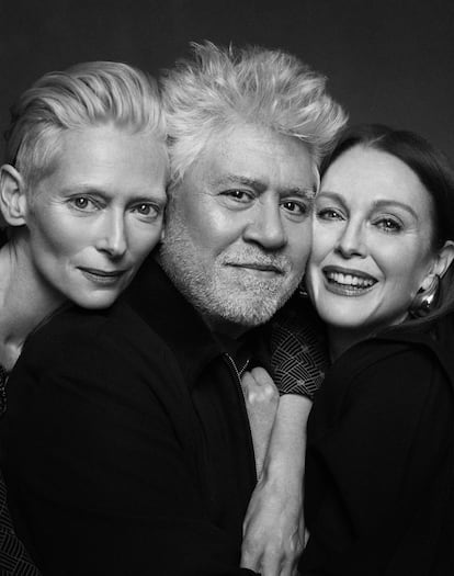 Pedro Almodóvar, rodeado por las protagonistas de su nueva película, la británica Tilda Swinton (izquierda) y la estadounidense Julianne Moore.