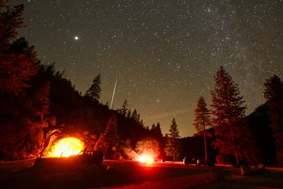 Vista de la lluvia de meteoros Gemínidas en California, Estados Unidos.