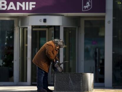 Una mujer sale del Banif en Lisboa.