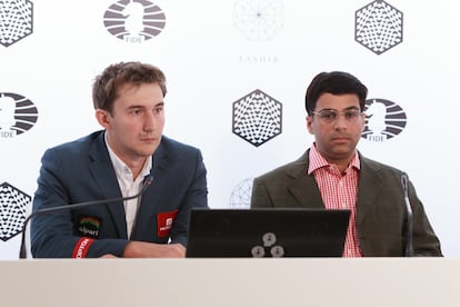 Serguéi Kariakin y Viswanathan Anand en la rueda de prensa tras la victoria del primero, hoy en Moscú