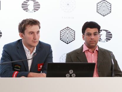Serguéi Kariakin y Viswanathan Anand en la rueda de prensa tras la victoria del primero, hoy en Moscú
