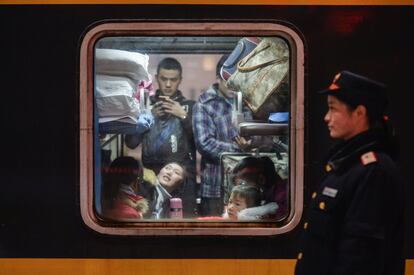 "Tengas dinero o no, en Año Nuevo chino debes volver a casa", dijo el obrero Sun Wanzhang en una de las estaciones ferroviarias de Pekín, todas abarrotadas ante el inicio de los desplazamientos para celebrar la entrada del próximo año lunar. En la imagen, los pasajeros esperan la salida de un tren de la estación de Wuhan.