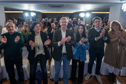 En el centro de la imagen, el candidato del PP a la reelección a la presidencia de la Xunta, Alfonso Rueda, este jueves en un acto electoral en Lugo.
