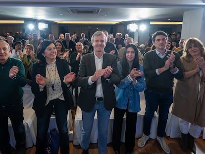 En el centro de la imagen, el candidato del PP a la reelección a la presidencia de la Xunta, Alfonso Rueda, este jueves en un acto electoral en Lugo.