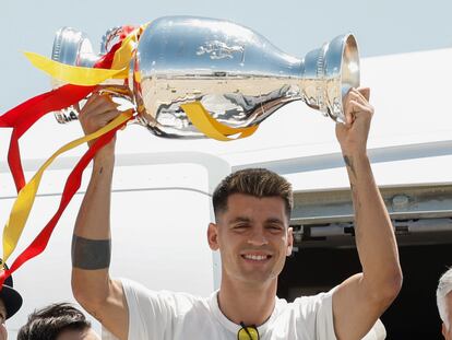 El capitán de la selección española, Álvaro Morata, a su llegada al aeropuerto Adolfo Suárez Madrid-Barajas, este viernes en Madrid.