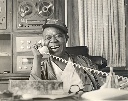 Louis Armstrong habla por teléfono desde su estudio de música, en otra imagen expuesta en su casa museo.