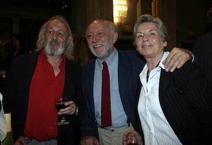 Montxo Armendáriz (i), Álvaro de Luna (c) y Carmen Barajas (d), durante el acto de entrega de los Premios Ortega y Gasset de Periodismo 2006, celebrado en el Círculo de Bellas Artes de Madrid, entrega de galardones que coincide con el 30º aniversario del diario EL PAÍS.