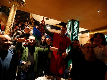 El padre de Achraf Hakimi, en el centro de la imagen ataviado con la bandera de Marruecos, celebra la victoria de la selección africana en el restaurante Argana de Parla.