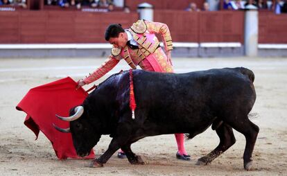 El diestro Octavio Chacón da un pase en la corrida de Las Ventas.