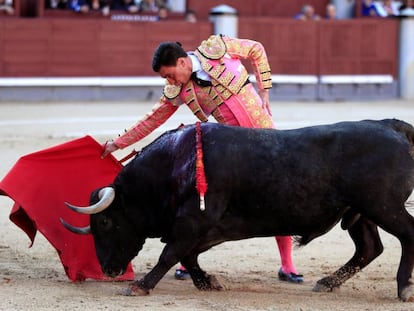 El diestro Octavio Chacón da un pase en la corrida de Las Ventas.