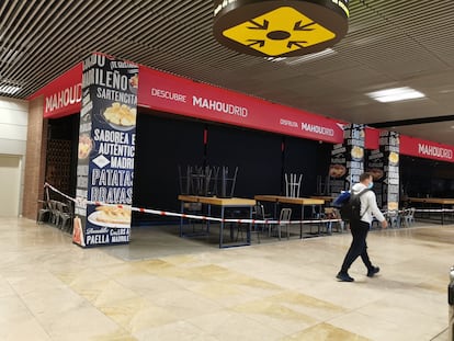 Un local cerrado en el aeropuerto de Madrid-Barajas.