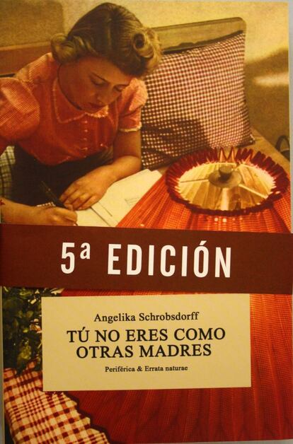 Reconstruir al detalle la vida de su madre, Else, es lo que hace Angelika Schrobsdorff en este libro que ha arrasado entre los lectores alemanes. Else fue una mujer mucho más rebelde que sus coetáneas: nacida a mediados del siglo XIX en Alemania en el seno de una familia judía, tuvo tres hijos con distintos hombres. Uno de los grandes méritos de Schrobsdorff en esta biografía de su madre es haber captado y transmitido a la perfección las ansiedades e inquietudes de la sociedad alemana entre los años 20 y la Segunda Guerra Mundial. Traducción: Richard Gross.