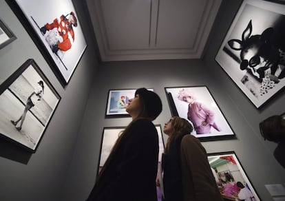 Dos mujeres visitan la exposición 'Vogue 100: un centenario de estilo' en la National Portrait Gallery en Londres (Reino Unido). La exposición, abierta este jueves estará abierta hasta el próximo 22 de mayo de 2016. Facundo Arrizabalaga.