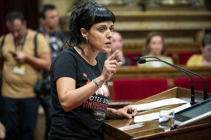 Anna Gabriel, portavoz de la CUP en el Parlament,  se dirige a los diputados durante su intervención en el Parlament.