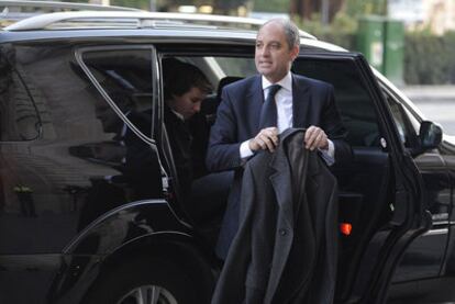 Francisco Camps desciende ayer del coche ante el juzgado.