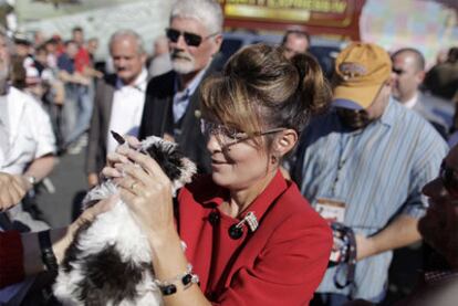 Sarah Palin con un cachorro durante la inauguración del 'tour' del Tea Party.