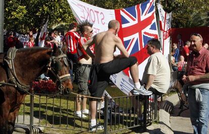 Hinchas del Stoke City en la plaza de la Reina de Valencia.