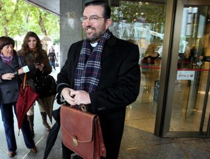 Fernando Cruz Conde, vicario del Cabildo catedralicio, esta mañana, a la salida de la sede central de CajaSur.