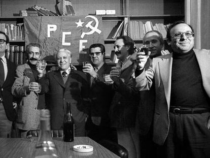 De izquierda a derecha, Ramón Tamames, José Sandoval, Ignacio Gallego, Víctor Díaz Cardiel y Eugenio Triana celebran la legalización del Partido Comunista en 1977 junto a otros militantes.