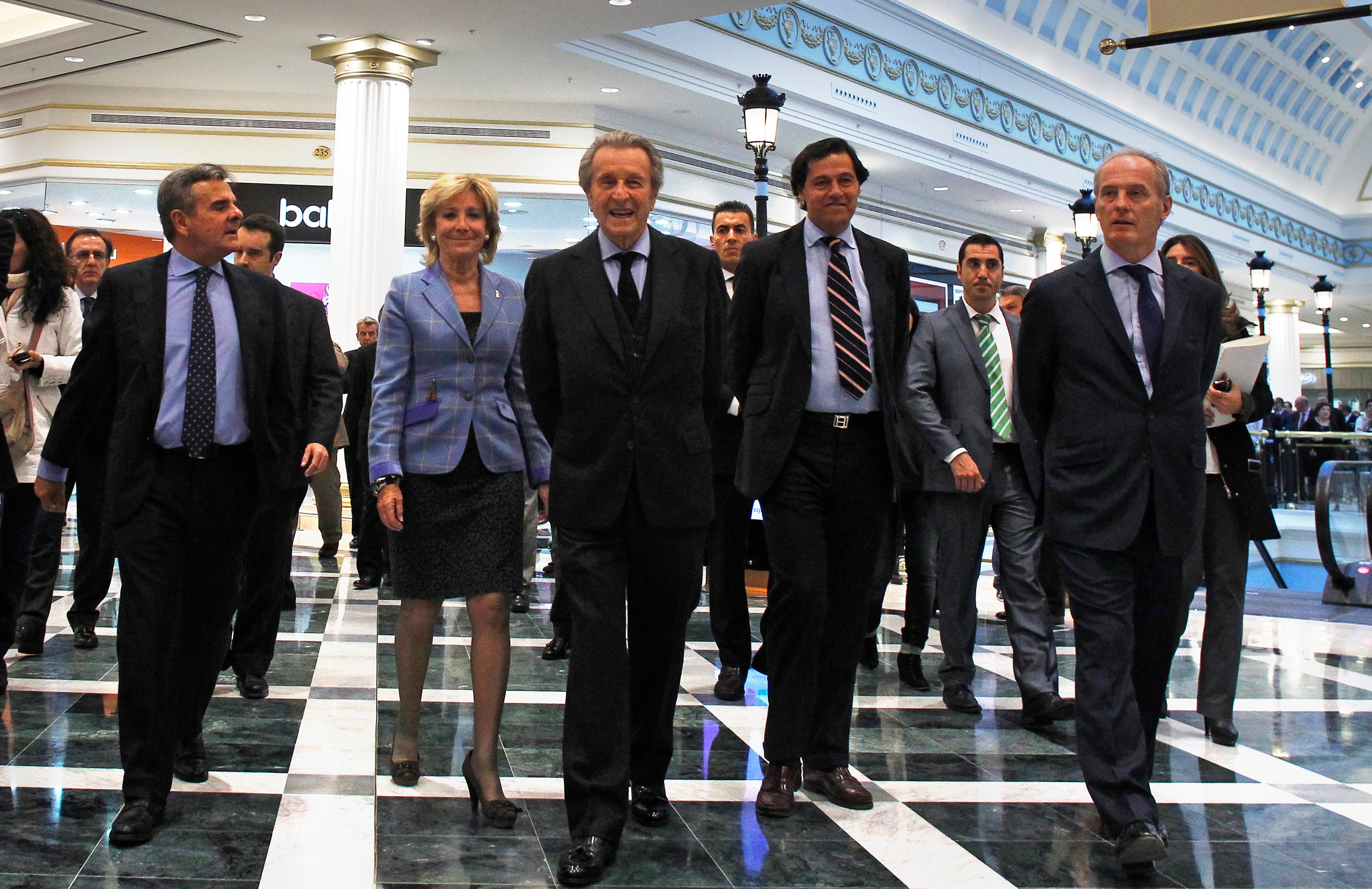 Una foto de archivo de 2012 con la entonces presidenta de la Comunidad de Madrid, Esperanza Aguirre, junto a Robert Zellinger de Balkany (centro) empresario francés de origen rumano, en la inauguración del centro comercial Plaza Norte 2 de Majadahonda (Madrid).