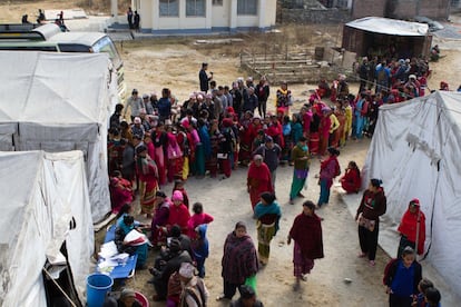 Aldeanos nepalíes hacen fila para ser atendidos en las carpas instaladas junto al centro médico en Melamchi. Hasta 150 enfermos recuperan la vista en un fin de semana.