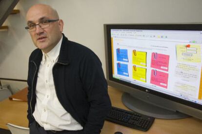 José Luis Polo, ante una pantalla con algunos de los anuncios puestos en su web.
