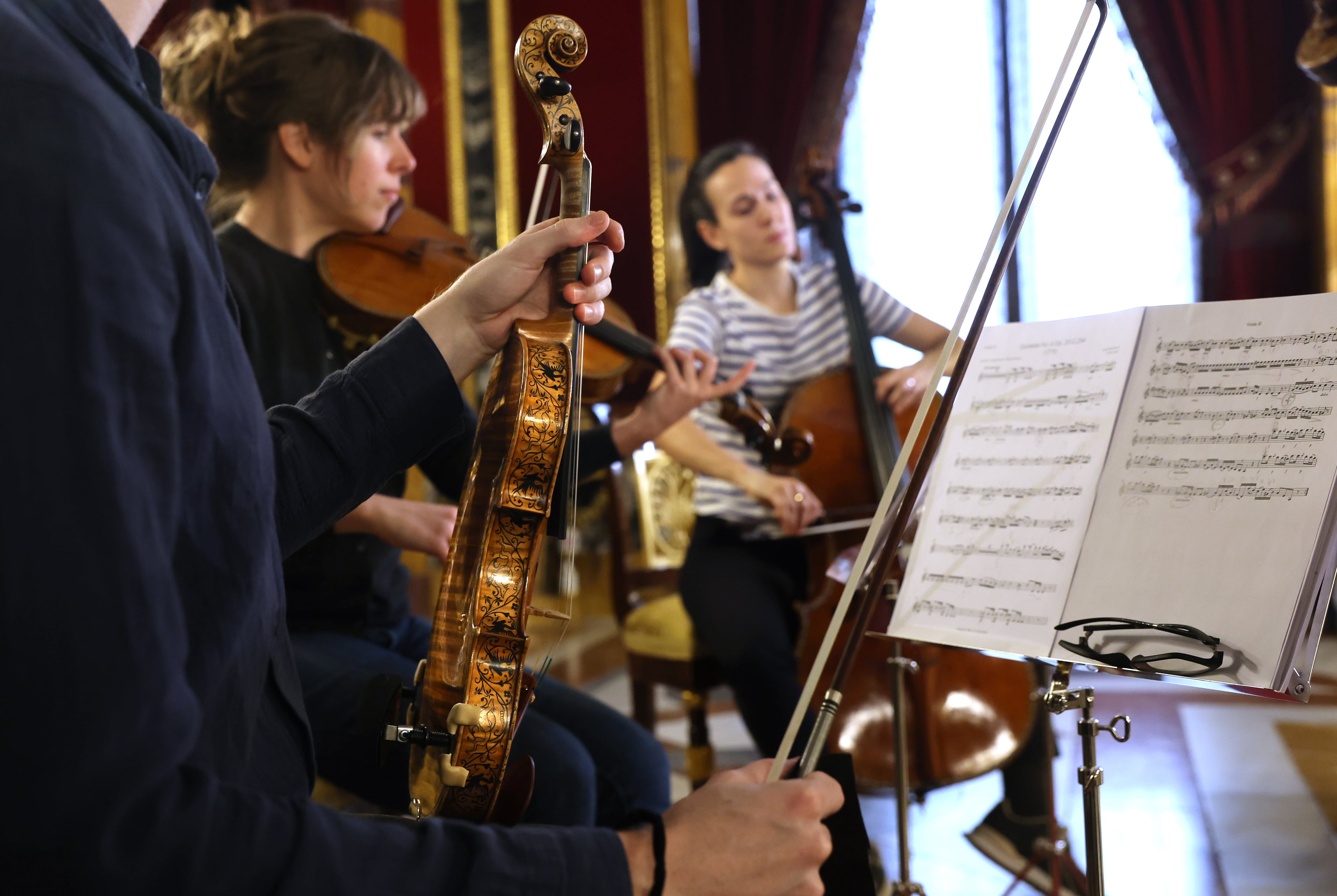 Uno degli Stradivari della Casa Real, durante le prove al Palazzo Reale prima di un concerto.