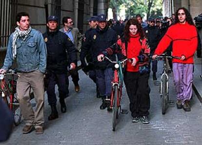 Los agentes acompañan a tres estudiantes para identificarlos en las inmediaciones de los Juzgados.