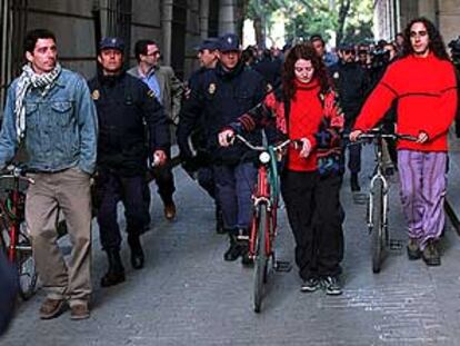Los agentes acompañan a tres estudiantes para identificarlos en las inmediaciones de los Juzgados.