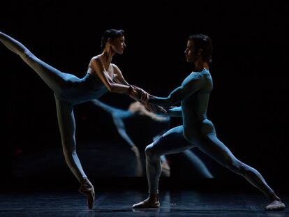 Dos de los bailarines durante uno de los extractos de la obra.