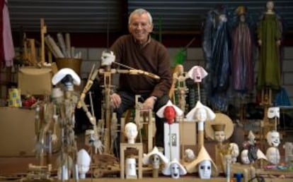 Francisco Peralta, maestro titiritero, con algunas de sus creaciones en Segovia.