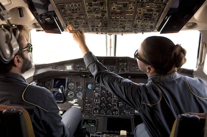 El comandante Tomaso Santillo y su copiloto preparan el avión para el despegue.