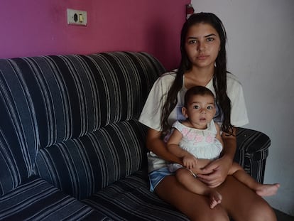 Iara Rodrigues Rocha, 16, e a filha: família espera desde julho para ingressar no programa.