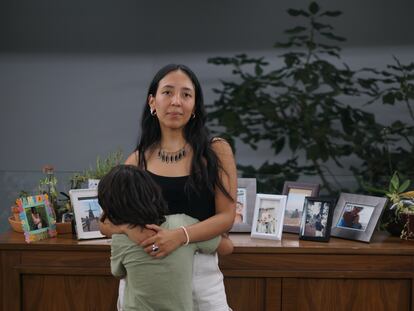 Amaranta Guerrero, víctima de violencia vicaria, en su casa con uno de sus hijos.