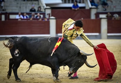 Juan de Castilla, al natural ante el cuarto toro de la tarde.