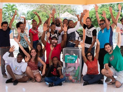 Un grupo de voluntarios que ayudan a reciclar en la ciudad dominicana de Sabana Yegua.