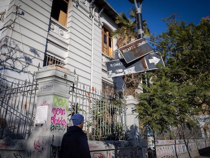 Liceo de Aplicación, uno de los establecimientos emblemáticos de Santiago y de la educación pública de Chile. Lugar donde por causas que se investigan un estudiante sufrió graves quemaduras y se encuentra en riesgo vital.