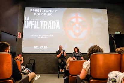 Luis Tosar y  Arantxa Echevarría conversan con los suscriptores de EL PAÍS en los cines Embajadores de Madrid.