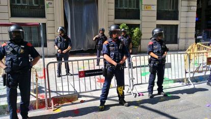 Jóvenes de Arran lanzan botes de humo y pintura ante la sede de la Policía en Via Laietana de Barcelona.
