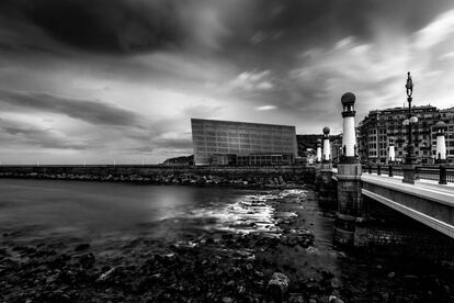 <strong>Kursaal (San Sebastián).</strong> Dos bloques girados respecto a los ejes de la traza de San Sebastian, de tal manera que su referente no es la ciudad sino el mar y su analogía los bloques de hormigón que sirven para construir los malecones. |