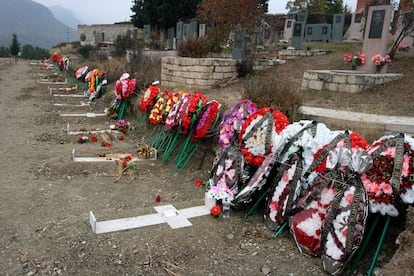 Tumbas en Stepanakert de los muertos en el actual estallido de violencia, el pasado jueves.