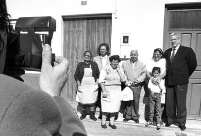El exministro del Interior y diputado socialista, José Barrionuevo, se fotografía con vecinos de Almería durante la campaña de las elecciones generales y autonómicas andaluzas que se celebraron el 3 de marzo de 1996.
