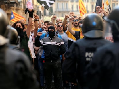 Un grupo de CDR planta cara a un grupo de agentes de Policía durante una protesta en 2019.