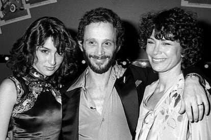 Jennifer Grey posa junto a sus padres, Joel y Jo, en una ‘premiere’ en 1979.