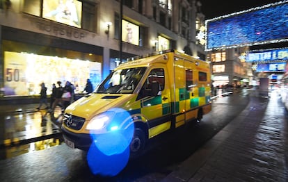 Una ambulancia atraviesa Oxford Street, en Londres, el pasado 19 de diciembre, cuando se decretaron nuevas restricciones contra el virus en la capital británica