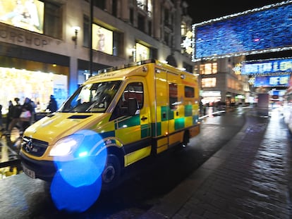 Una ambulancia atraviesa Oxford Street, en Londres, el pasado 19 de diciembre, cuando se decretaron nuevas restricciones contra el virus en la capital británica