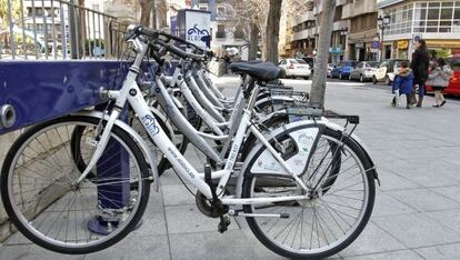 Bicicletas de alquiler estacionadas en Alicante.