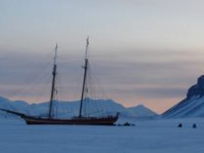 Velero-hotel varado en mitad del mar helado de Noruega.