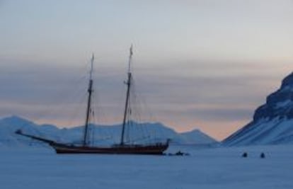 Velero-hotel varado en mitad del mar helado de Noruega.