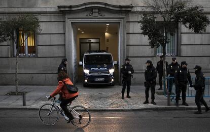 El furgón de la Policía Nacional que traslada a los presos catalanes llega al Tribunal Supremo.